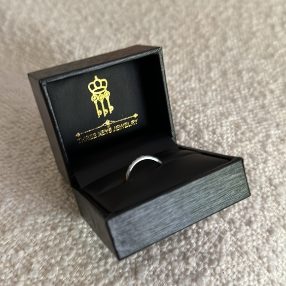 ✨Tungsten Carbide Faceted Feminine Band Ring - 5.45 - Picture 5 of 5